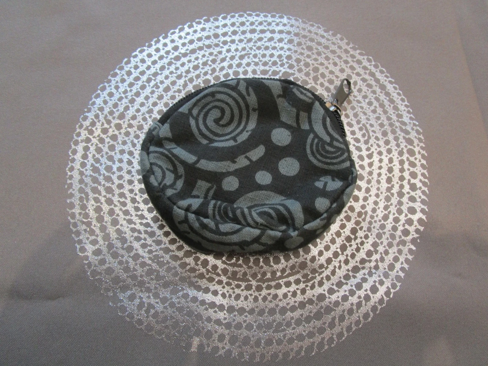 Porte-monnaie rond en tissu 100 % coton Style ethnique Fermeture zippée – Noir Gris Ø 10 cm P013